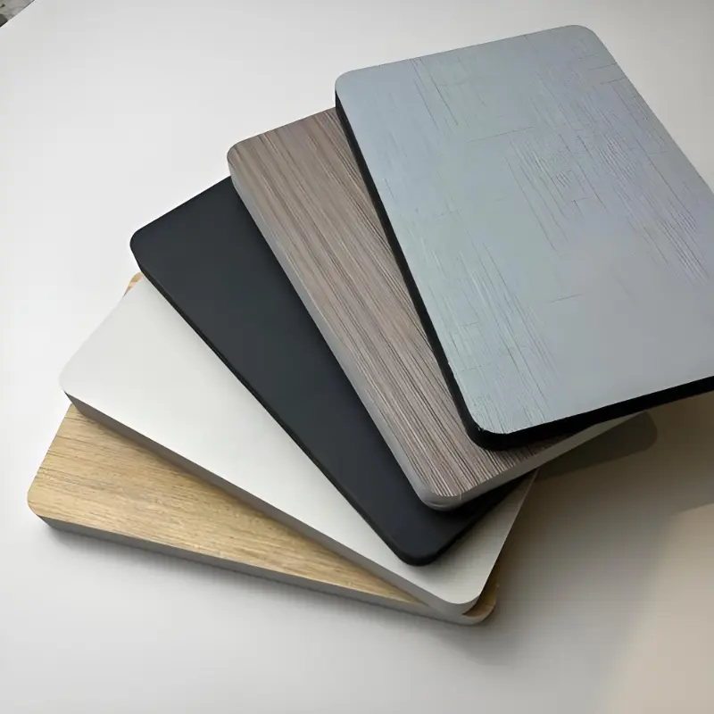 Filmez estalitako PVC apar-taula
